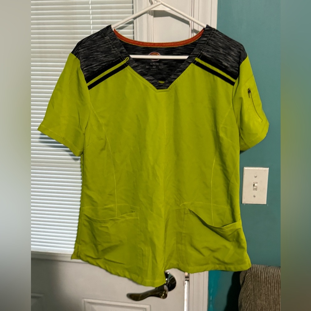 Women’s Dickies scrub top